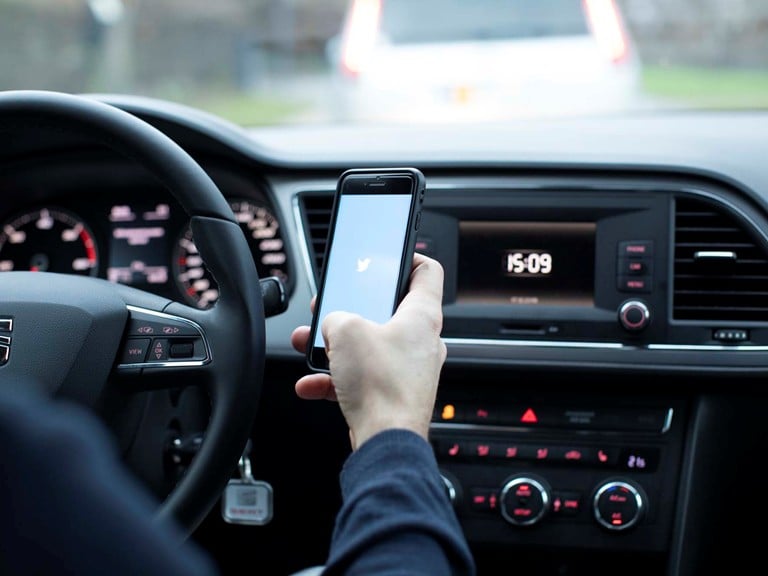 PRESSEMEDDELELSE: Klip får bilister til at droppe håndholdt mobil