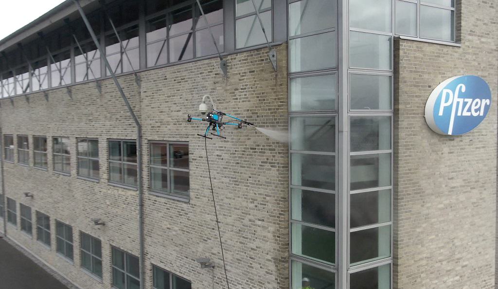 PRESSEMEDDELELSE - Fremtidens vinduespudsere er droner - Skycare ApS