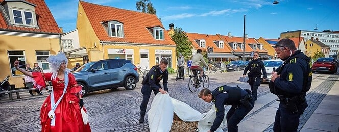 PRESSEMEDDELELSE - Demonstrant fik 100.000 cigaretskod beslaglagt på gaden af politiet