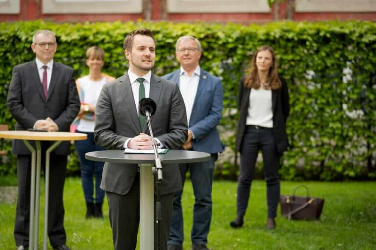 PRESSEMEDDELELSE: COVID-19 – partier bag aftale om hjælp til rejsebranchen nedsætter ekspertgruppe