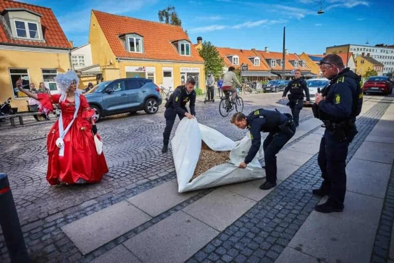 PRESSEMEDDELELSE - Demonstrant fik 100.000 cigaretskod beslaglagt på gaden af politiet