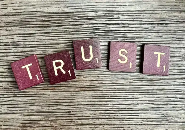PRESSEMEDDELELSE - Dom: Rekom Group og NightPay får bøder for vildledning på Trustpilot