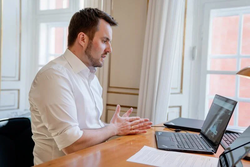PRESSEMEDDELELSE – Regeringen vil forlænge virksomheders mulighed for digitale generalforsamlinger