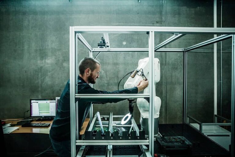 PRESSEMEDDELELSE: Robotter kan genstarte dansk produktion