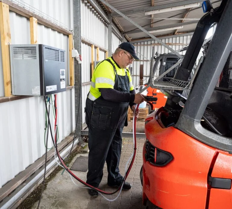 En elektrisk truck lades på Ahlsells logistikcenter i Billund, hvor al intern transport nu kører på el. Foto: Jonas Ahlstrøm