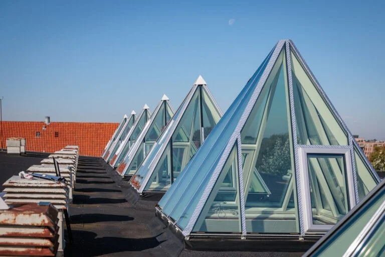 I Ballerup Hallen har projektet bl.a. omfattet udskiftning af syv pyramidevinduer, etablering af automatisk røgopluk, sanering af asbest samt udskiftning af vinduespartier og facadedøre. Foto må frit benyttes ved omtale af nyheden.