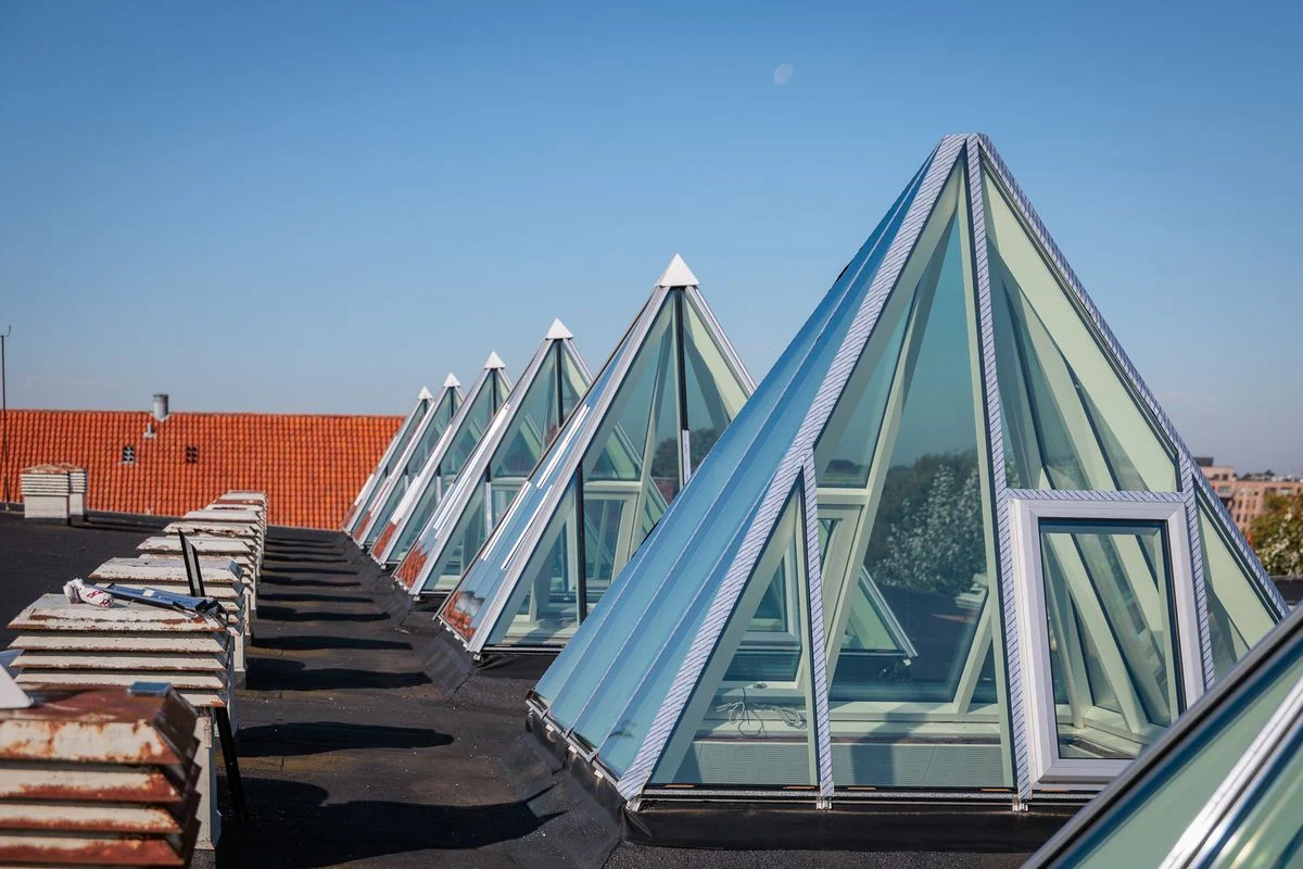 I Ballerup Hallen har projektet bl.a. omfattet udskiftning af syv pyramidevinduer, etablering af automatisk røgopluk, sanering af asbest samt udskiftning af vinduespartier og facadedøre. Foto må frit benyttes ved omtale af nyheden.