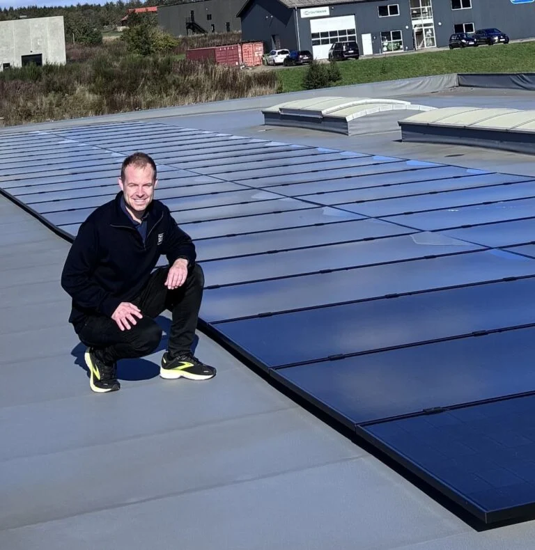 Butikschef Kasper Winkler på taget af Dagrofa Foodservice Cash & Carry-butik i Viborg. De nye solceller forventes at producere omkring 70.000 kWh om året, hvilket svarer til cirka 30 procent af butikkens strømforbrug.