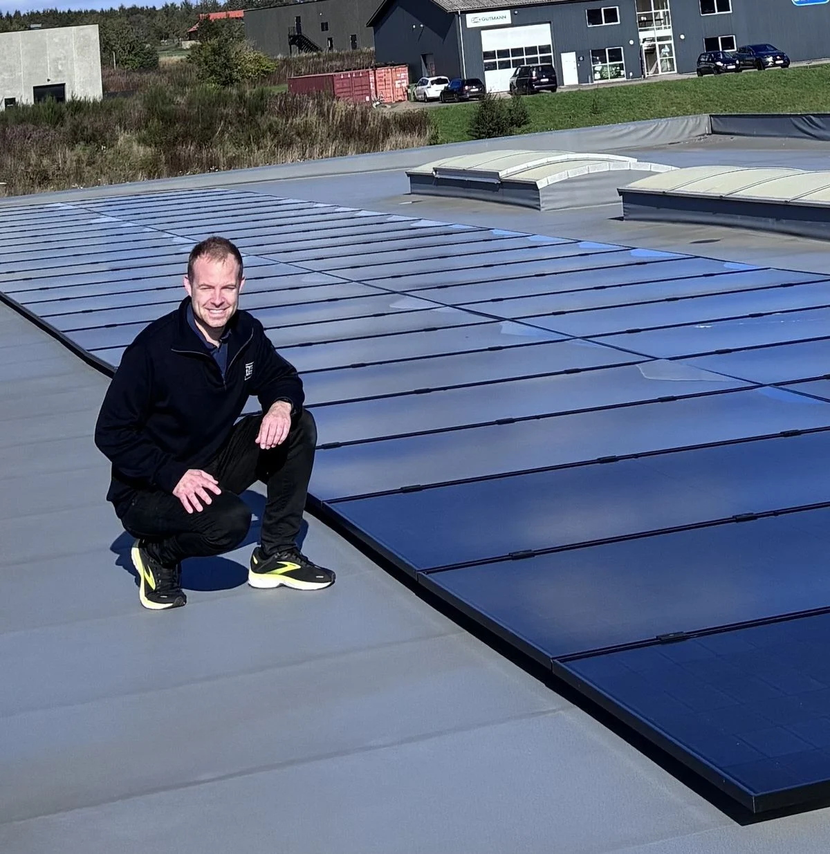 Butikschef Kasper Winkler på taget af Dagrofa Foodservice Cash & Carry-butik i Viborg. De nye solceller forventes at producere omkring 70.000 kWh om året, hvilket svarer til cirka 30 procent af butikkens strømforbrug.