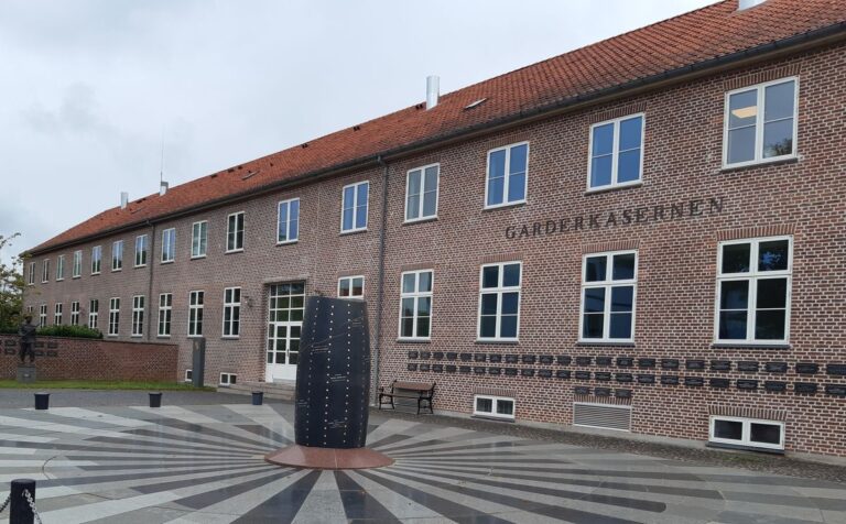 Bygning 60 blev oprindeligt opført i 1941 og blev senest gennemgribende renoveret i 1986. Skou Gruppen har gennemført den seneste gennemgribende renovering som led i rammeaftalen med Etablissement- og Terrænkommandoen i Region Hovedstaden. Foto må frit benyttes ved omtale af nyheden.
