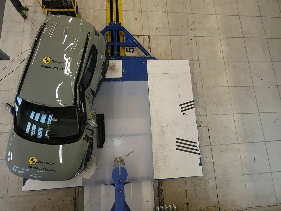 Kia EV2 kører ubesværet de maksimale fem Euro NCAP-stjerner i hus. Som Audi Q7 scorer den 100%, når det gælder betjening af funktioner via knapper.