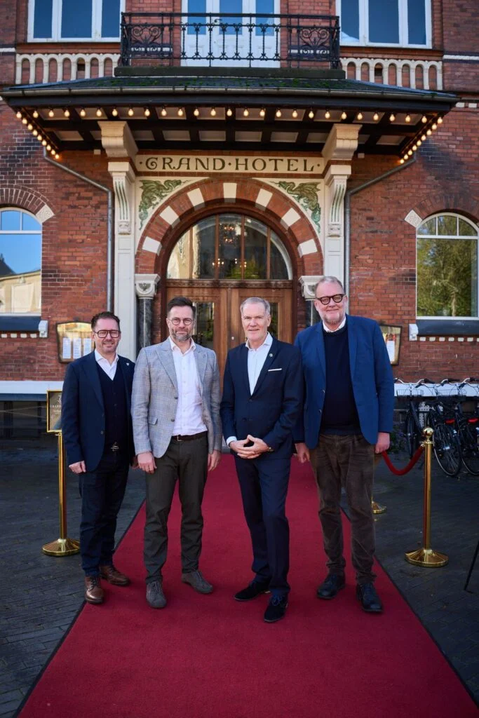 Enrico Augustinus, direktør i Odense Sport & Event, Peter Rahbæk Juel, Odenses borgmester, Niels Thorborg, ejer af Odense Sport & Event, og Lars Christian Lilleholt, by- og kulturrådmand foran Grand Hotel i Odense. PR-foto