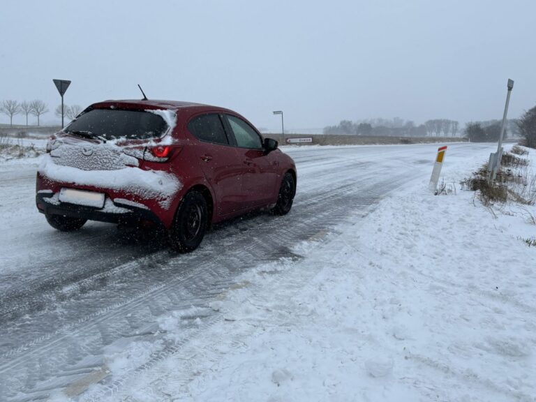 Viser vintervejret sig fra sin hvide side, så skal der helårs- eller vinterdæk på bilen, hvis du vil køre ud. Følg altid myndighedernes anbefalinger. Rådet for Sikker Trafik