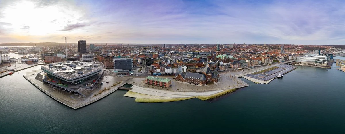 Aarhus set fra øst med havnen, Domkirken og den gamle bymidte – Royal Aarhus City Marathon løbes søndag 10. oktober 2027 SmartDrones Aarhus (CC0) CC0 – fri brug
