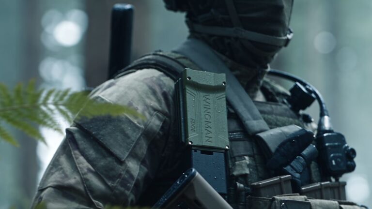 Wingman Edge behandler og klassificerer signaler direkte på enheden og bringer dermed AI-drevet realtidsintelligens helt ud på den taktiske frontlinje. Funktionen muliggør hurtig og autonom analyse, også i miljøer, hvor netværksforbindelsen er begrænset eller helt fraværende.