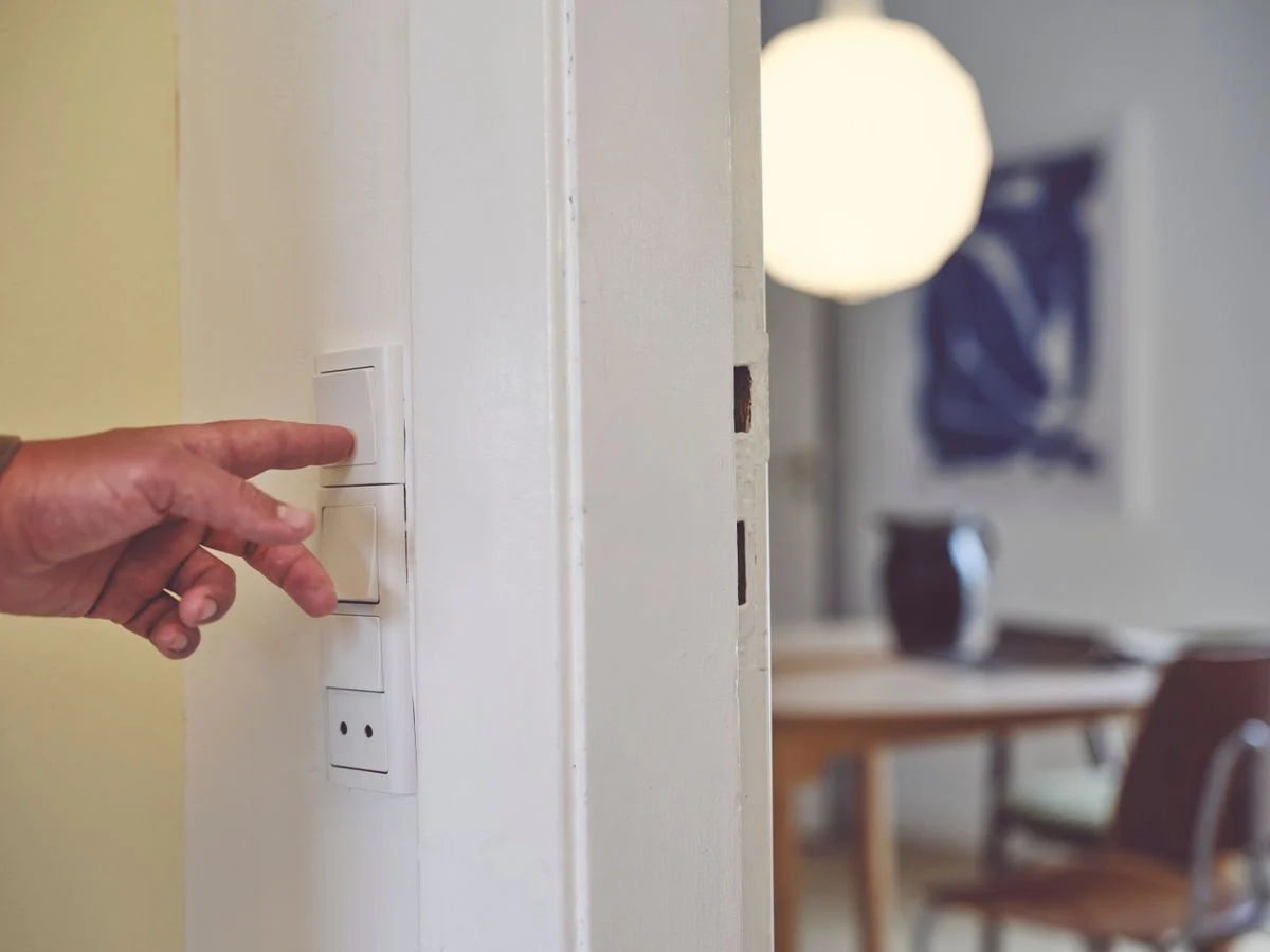 Hele søndag byder på nogle af årets laveste elpriser. Det giver landets elkunder gode muligheder for at spare penge på alt fra tøjvask og opvask til opladning af elbilen. Foto: NRGi.