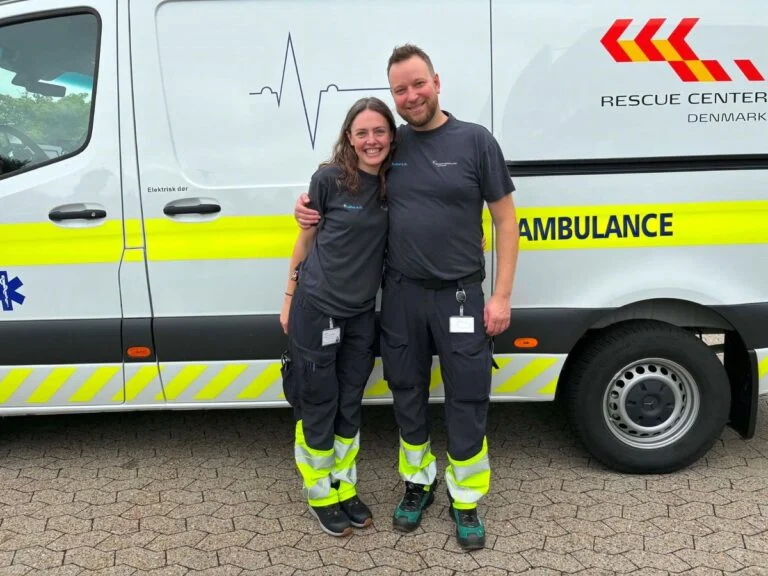 Laura og Nicki har færdiggjort ambulancebehandleruddannelsen efter en elevtid, hvor de begge har været tilknyttet PreMeds base i Thisted. Foto må frit benyttes ved omtale af nyheden.