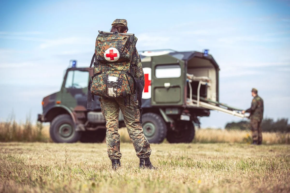 Tysk paramediciner foran militær ambulance Foto: Systematic A/S