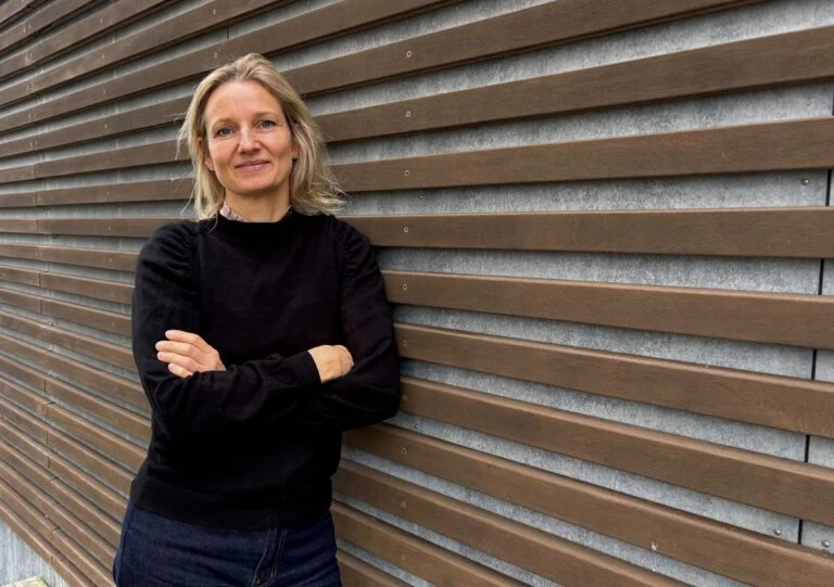 Trine Boldt, rådgiver hos Middelfart Sparekasse i Middelfart, mærker den øgede aktivitet på elbillån, og det bliver, som hun siger, ikke mindre, når eksempelvis priserne på benzin og diesel stiger. Foto: Middelfart Sparekasse